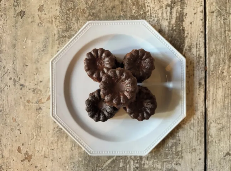 「カヌレ」フランスボルドー地方の伝統菓子です。もちっとした焼きプリンの様なお味です。