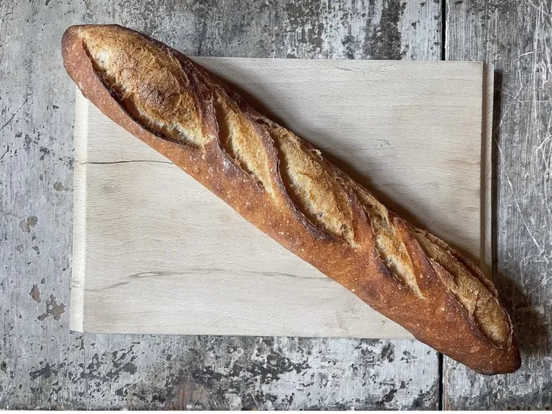 「バゲット」フランス産小麦を使用した、皮のしっかりした味わいのあるフランスパンです。