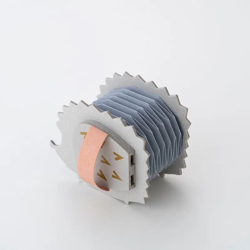 紙の楽器ペパニカ、はりねずみモチーフのキュートな音が鳴るアコーディオン製作キットです。