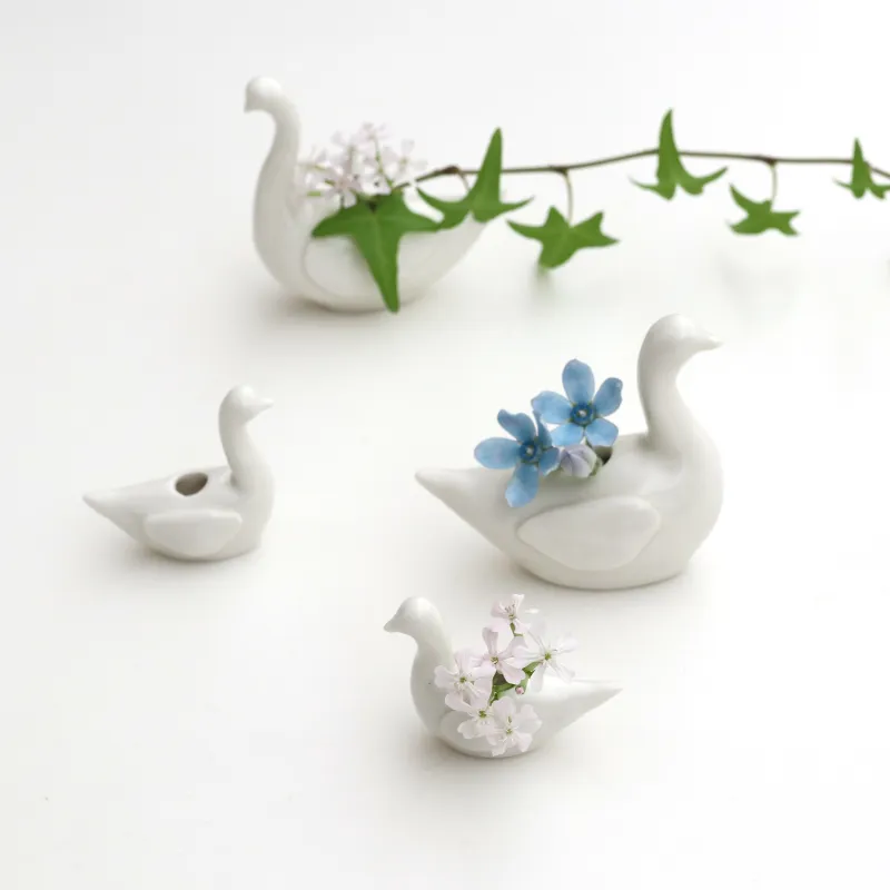 白鳥の花器にお花を飾ると涼しげです。