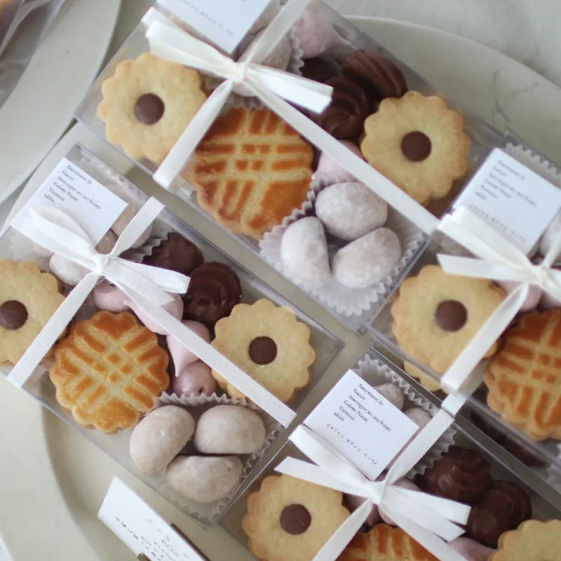 お花のサブレ、ピンクのメレンゲなど、色もかたちも食感も、さまざまなお菓子を小さな箱に詰めました。