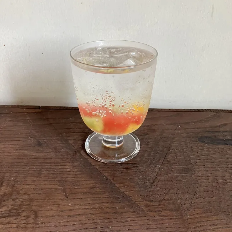 4種の果物をじっくり漬け込んだ夏にぴったりのさわやかドリンク「果実のシロップソーダ」