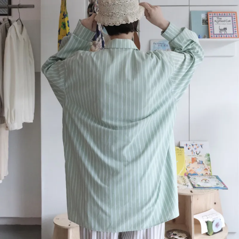 涼やかできれいな色のストライプシャツ