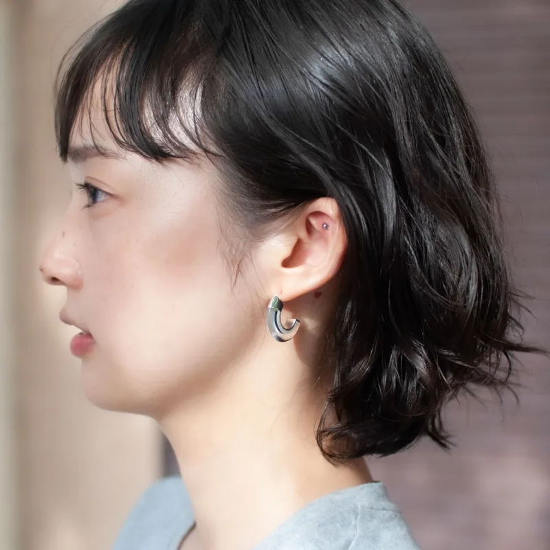 新作のジュエリー。レンズ効果を応用して色が変化する、ピアスとイヤリングです。