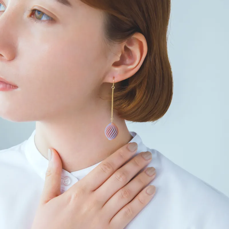 くるくると動くことで色が変化するピアスとイヤリングです。