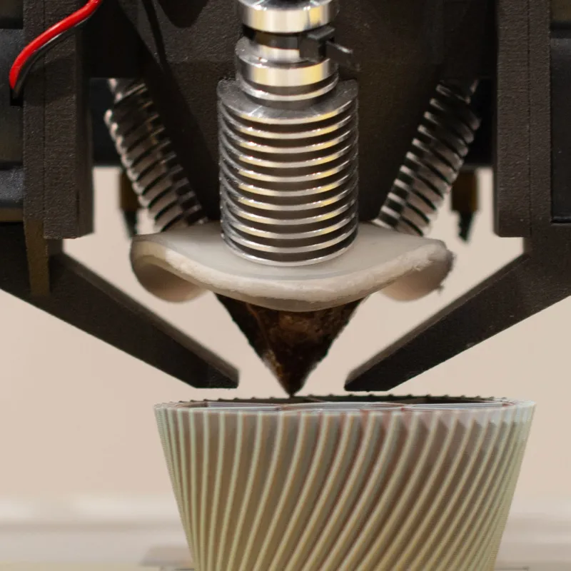 3Dプリントの様子。模様は塗装ではなく、プリントしながら生み出しています。