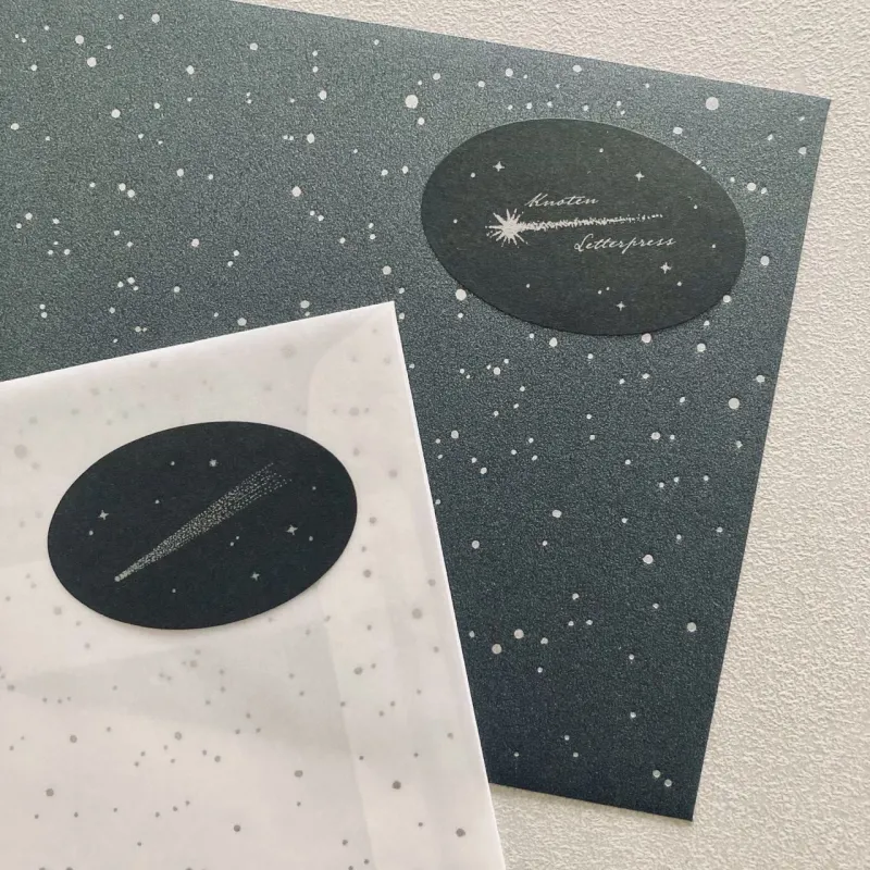 封緘シール「彗星」ひと目見たいけれど、なかなか観測の難しい彗星を紙の夜空の上でつかまえたシール