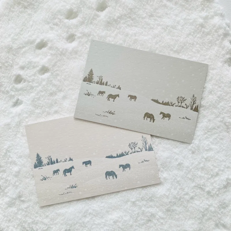 「北の馬」白い雪がきらめく紙に降り積もる、長い冬を耐え春を待つ北の馬たちの雪の日の静かな時間を切り取ったカード
