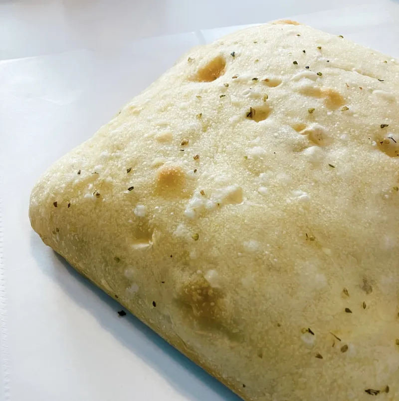もっちもちふわふわのポテトフォカッチャ。ローズマリーの香りとトッピングの岩塩が楽しい気分を盛り上げます。