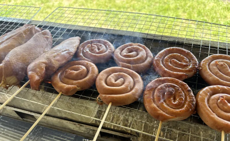 小田線喜多見駅自社店舗で作るうずまきちゃん、スモークチキンを炭火焼きにて提供させて頂きます。