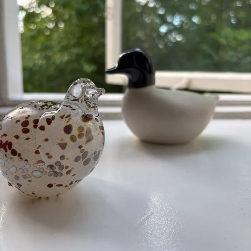 鳥の置きもの。人気のガラス工芸、陶製などそれぞれ表情ゆたかです。