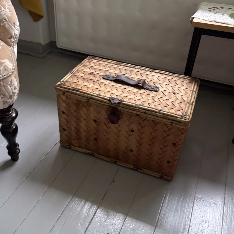 籐バスケット。部屋の中でのちょっとした荷物入れにぴったり。