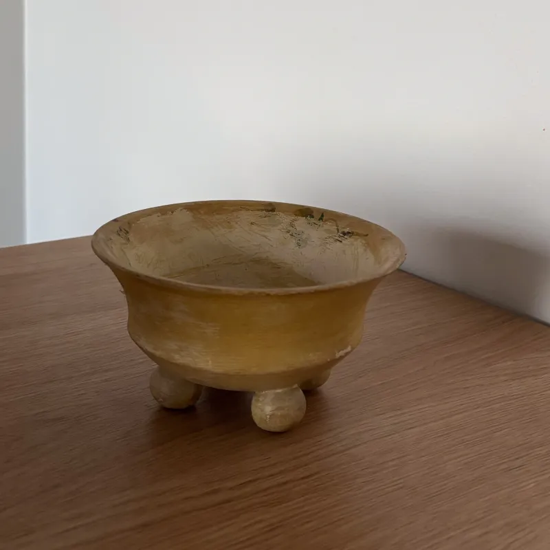 丸い脚が特徴のボウル
