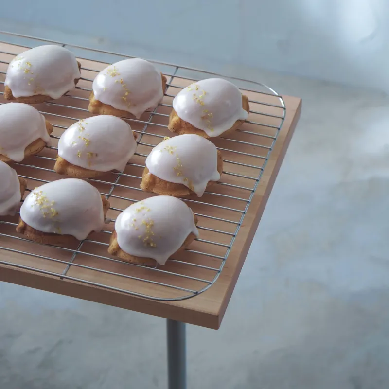 レモンの香りをぎゅっと閉じ込めて。自家製ピールで焼き上げる、爽やかなレモンケーキ。
