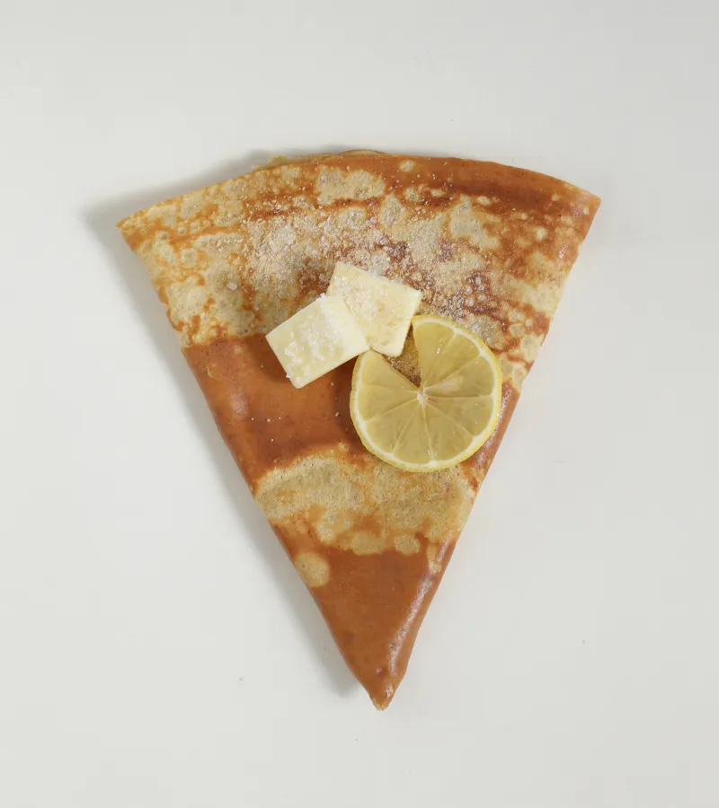 フランス産小麦を100％使用したクレープ。シュガー＆バタークレープにレモンピールを加えさわやかな味わいに仕上げました。