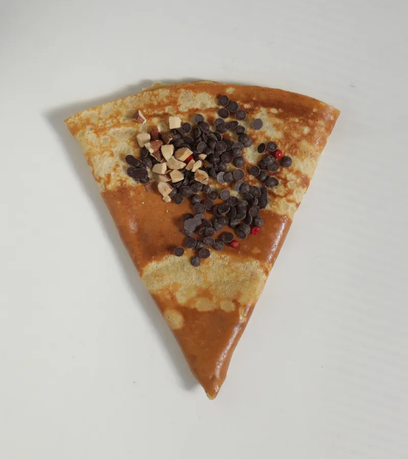 オーガニックチョコレートとローストアーモンド、ピンクペッパーを使用した大人のテイストのオーガニックチョコレートクレープ