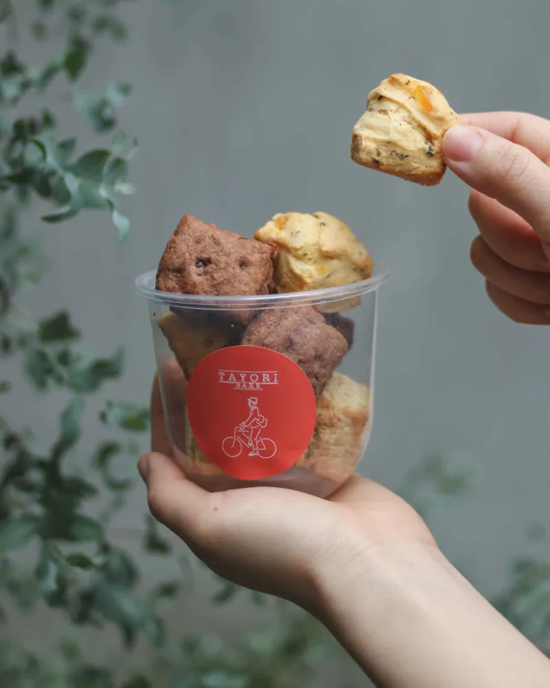 蚤の市限定！　3種のフレーバーが楽しめるおさんぽスコーン。歩き回りながらぱくっと、おすすめです。