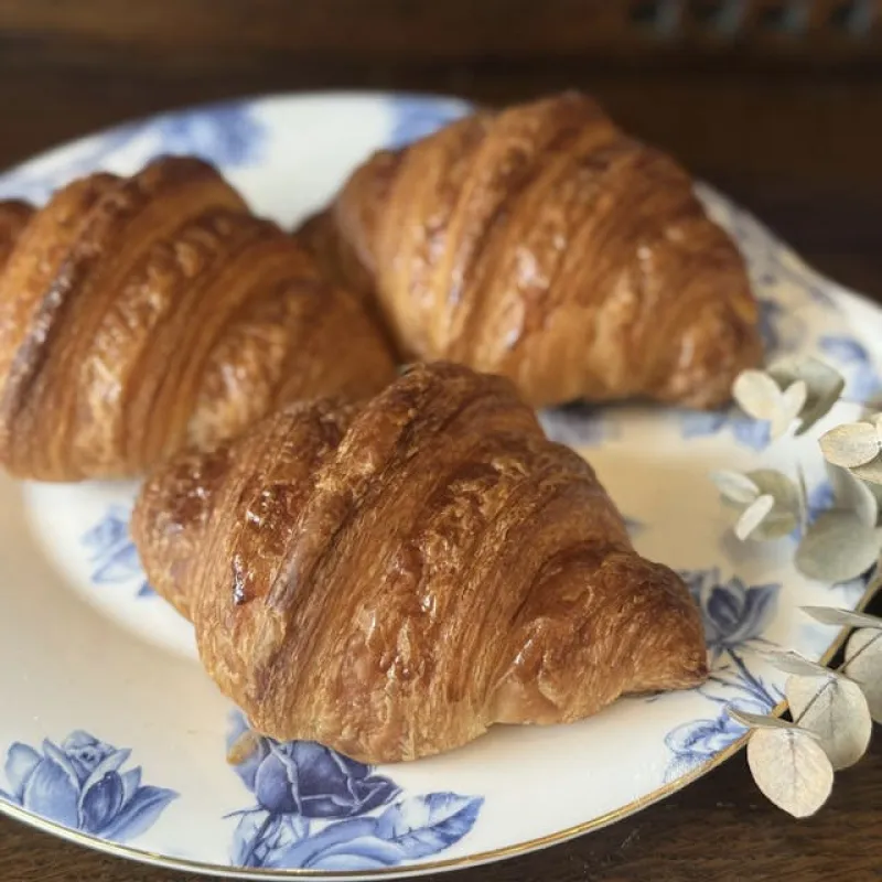 フランス産のバターを使用したクロワッサンは外はさっくり中はもっちりのお子様から大人の方まで愛される人気の一品です。