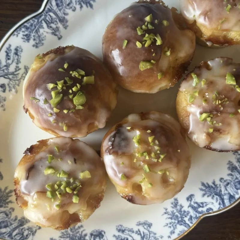 きゅっと酸味が聞いたレモンチョコ、ピスタチオをたっぷり混ぜ込みました。食べ切りやすいミニサイズです。