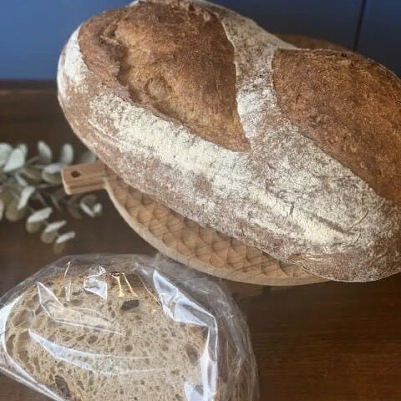 当店人気商品のひとつです。酸味が効いた香ばしい生地は一度食べるとやみつきに。夏の蚤の市後の晩酌のお供にぜひ。