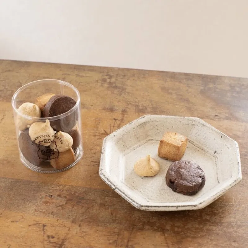 チョコチップクッキー、バニラクッキー、コーヒーとココナッツのメレンゲのアソートは甘さ控えめ大人の味です。