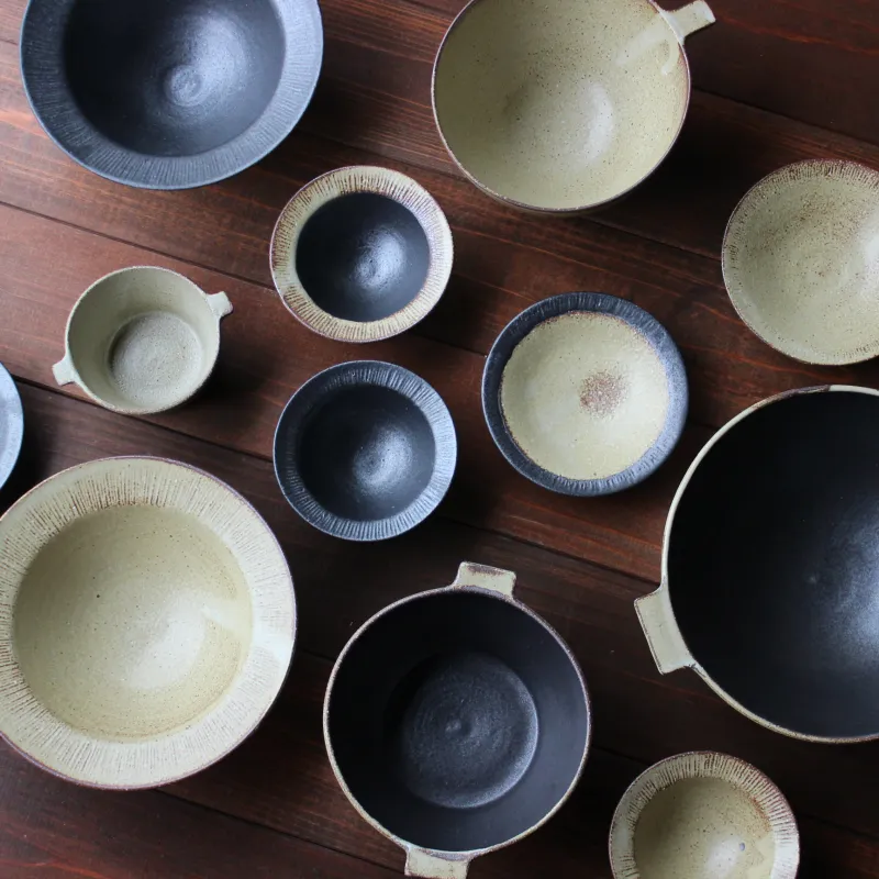 北海道函館を拠点に活動するうつわ作家・megoによる土肌の温かい陶器たち