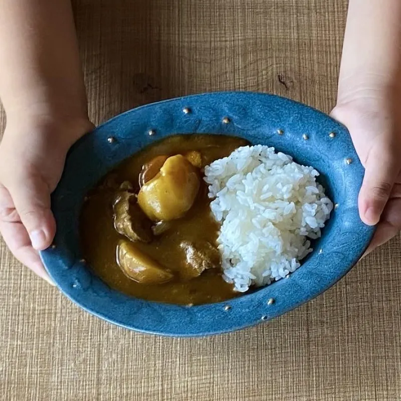 こカレー皿はカレーのためのうつわ。おうちカレーをおかわりしながら美味しく食べられるように少し小ぶりに。