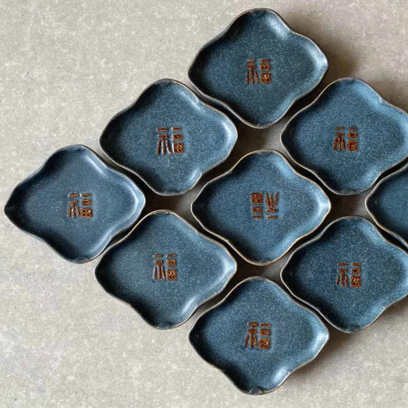 シノワシリーズの福豆皿。おめでたい福の字に木瓜のような形はコウモリが向かい合っている姿を模したもの。縁起のよい豆皿です。