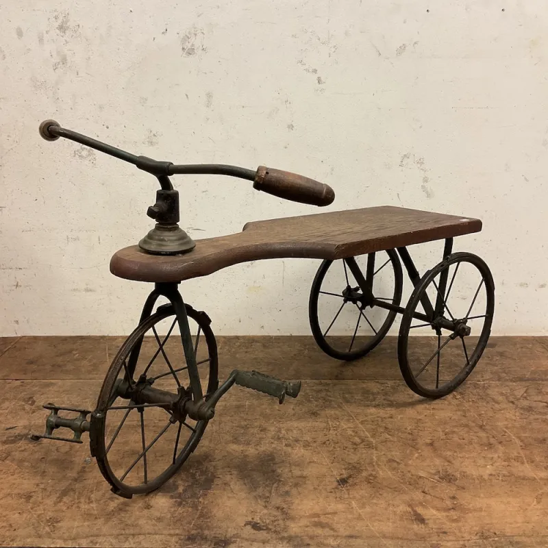 アンティークな三輪車。ジャンクなので飾り台などに。