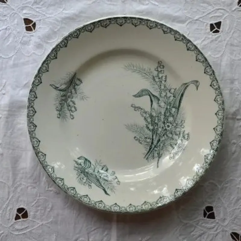 フランス北部、St-Amand窯の人気のシリーズ、Muguet（ミュゲ）はフランス語でスズランを意味します。