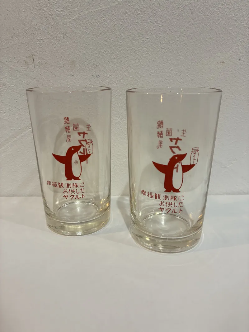 「南極観測隊デザイン」ヤクルトのノベルティグラス。昭和レトロな雰囲気漂う希少な逸品。
