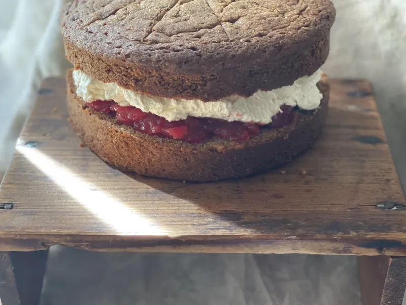季節の果物を使ったVictoria Cake。