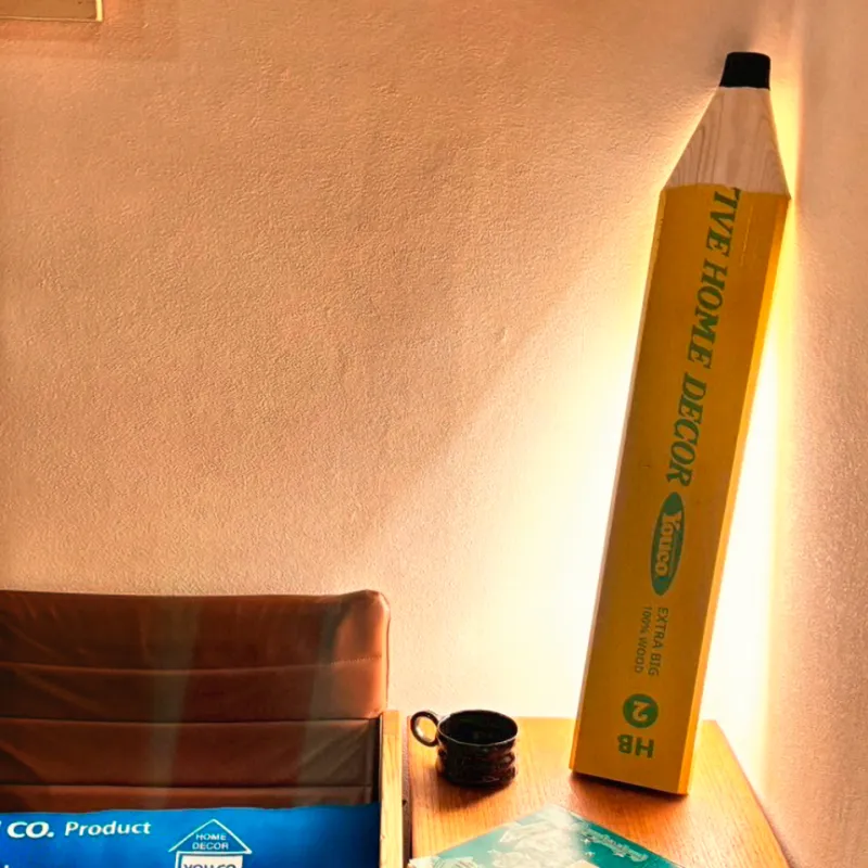 「Big Pencil Light」鉛筆型の間接照明。リビングやベッドルームに置いてもムードあります。