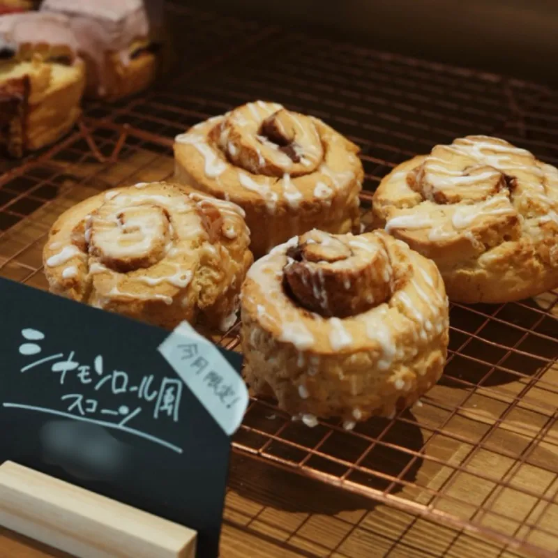 「シナモンロール風スコーン」ゆいぐくるの常連様達から絶大な人気を誇るスコーン。高級はちみつアイシングをトッピング。