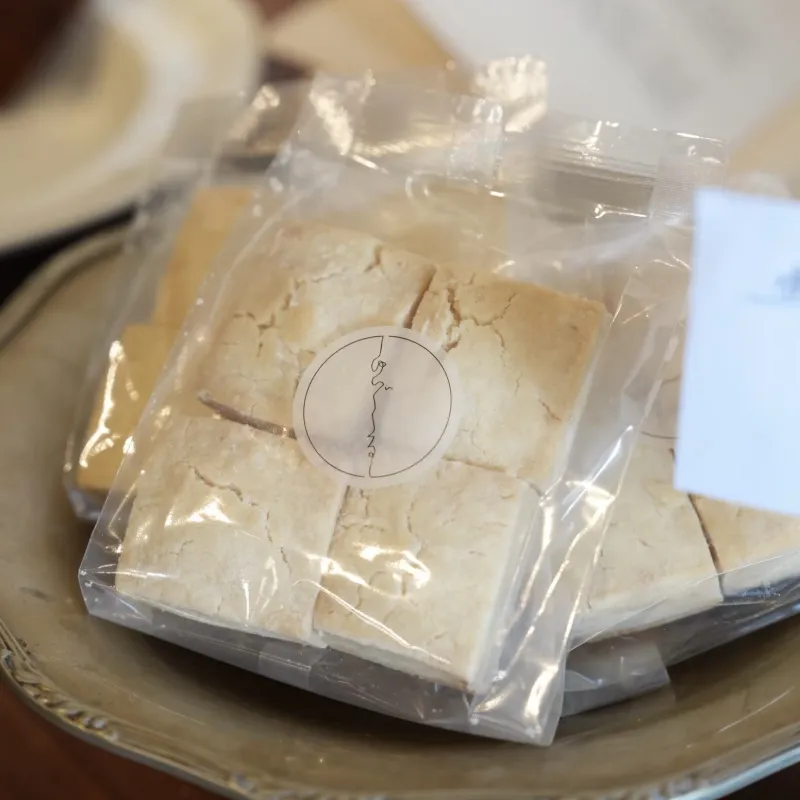 「塩ちんすこう」沖縄出身店主が作る一枚一枚手作りのちんすこう。バタークッキーのようなほろほろ食感が特徴。