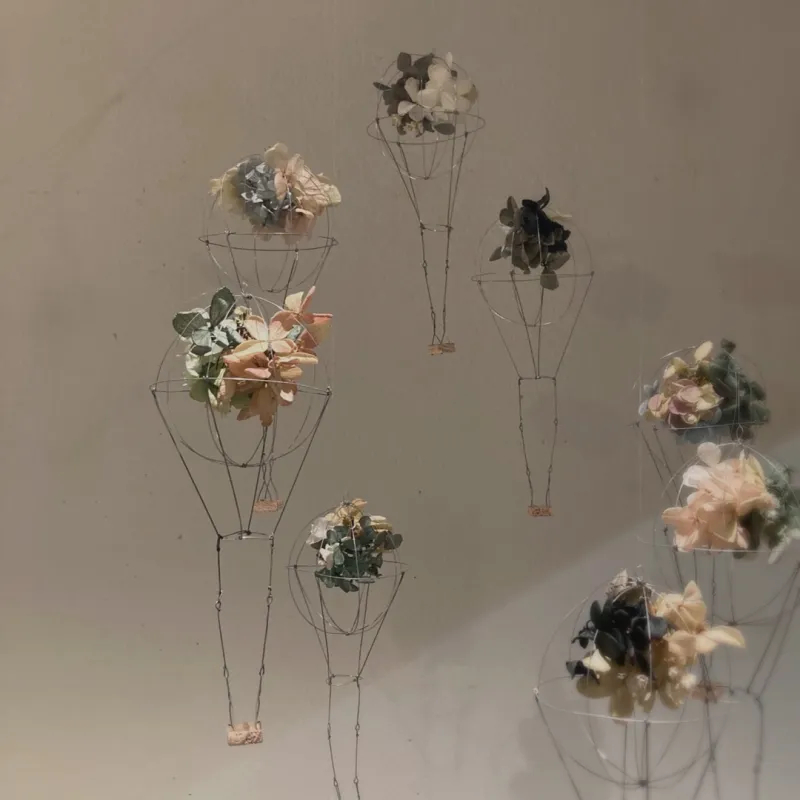 「紫陽花バルーン＆紫陽花ブランコ」針金で作る風船にプリザーブド紫陽花を閉じ込めたモビール。窓際で風に揺れます。