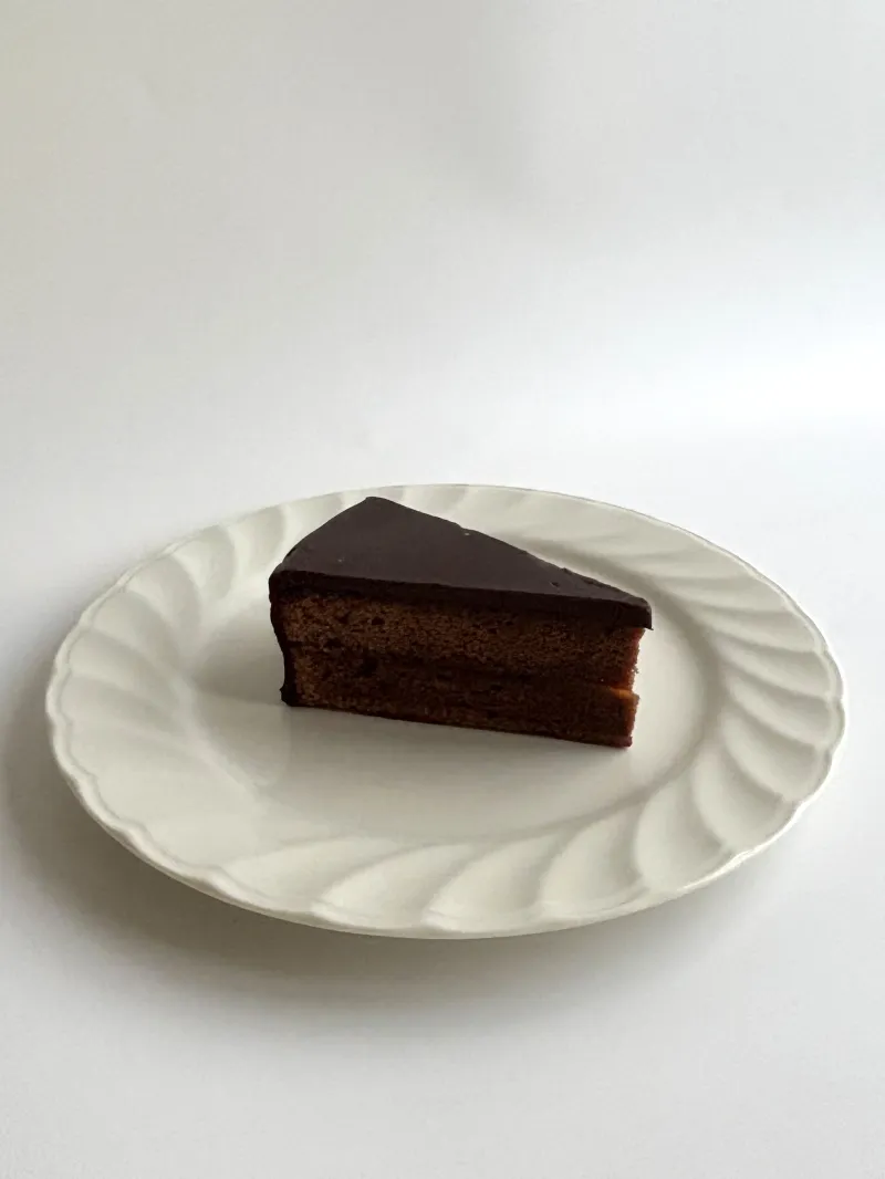 アプリコットジャムと香ばしいチョコレートのザッハトルテ。