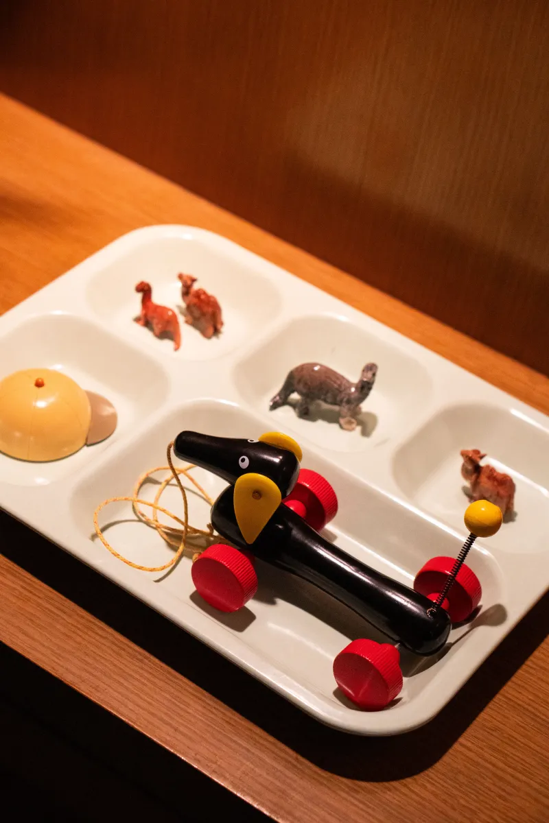 1950年〜60年代米製ランチプレート。メラミン素材の耐久性とプレス加工の曲線が、モノの居場所に最適です。