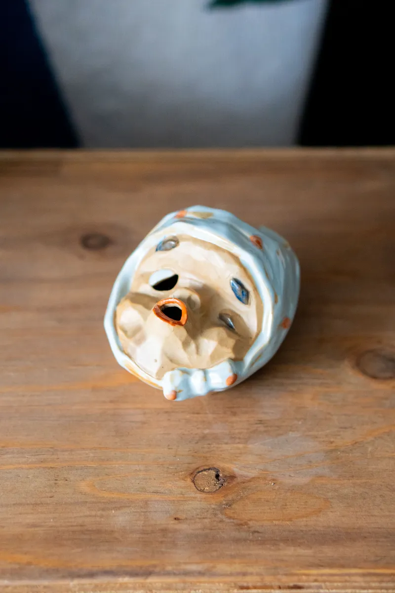 ひょっとこの灰皿です。後頭部の刈り込みまで釉薬で表現されていて見ていて気持ちいい作品です。