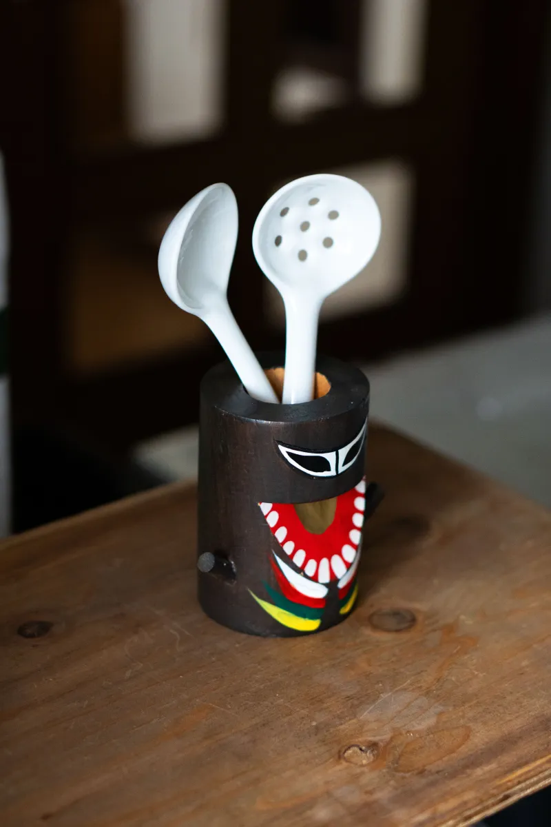 この子は岡山の郷土玩具「スイトン」という妖怪。つぶらな目をしていますが、悪いやつを食べてしまうらしい。