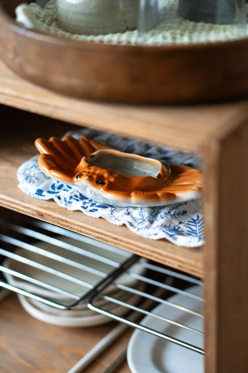 食器棚にひっそりと佇む姿に愛らしさが滲む、蟹の形をした灰皿。その独特な存在感に、蟹好きとしての心が躍ります。