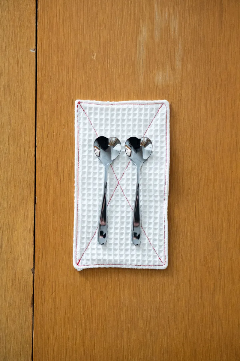 1921年にイタリアで創業された「Alessi」のハートのスプーンです。スプーンでアイスクリームを掬うとハートの形になります。