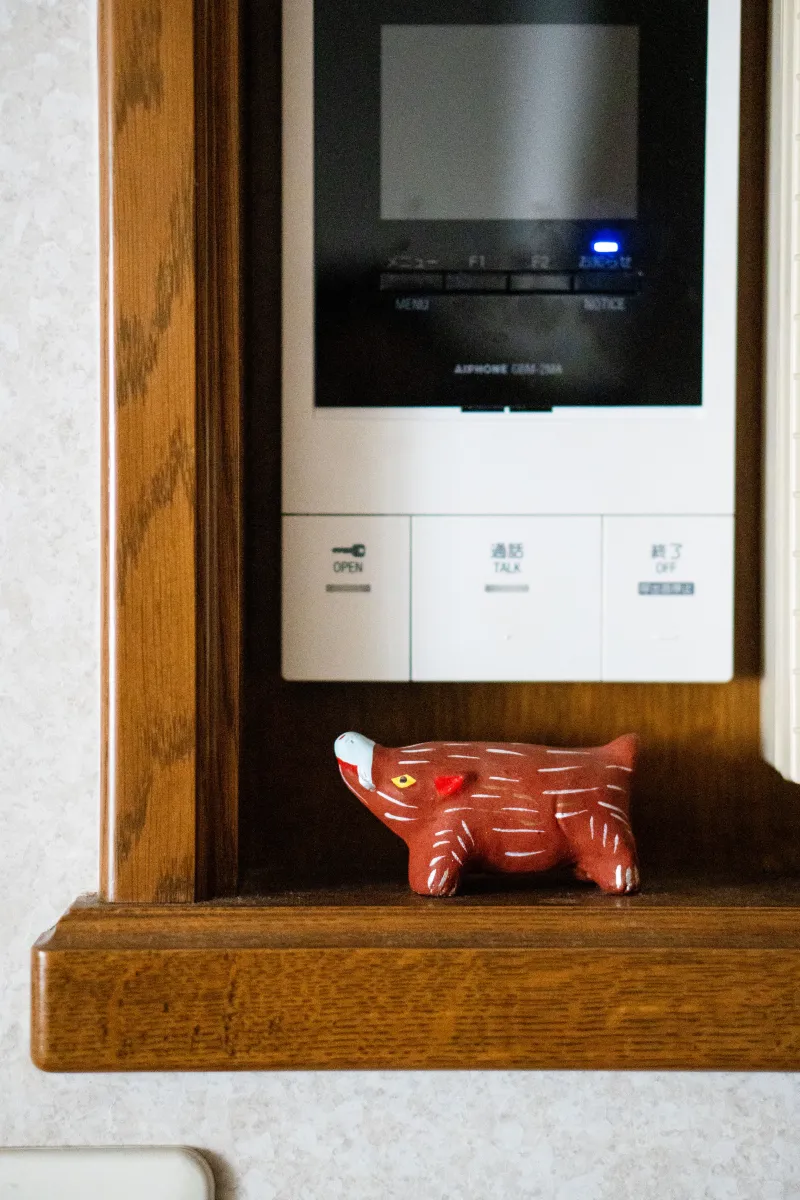 京都の土人形です。鮮やかな色彩とポテっとしたフォルムが愛らしいですね。