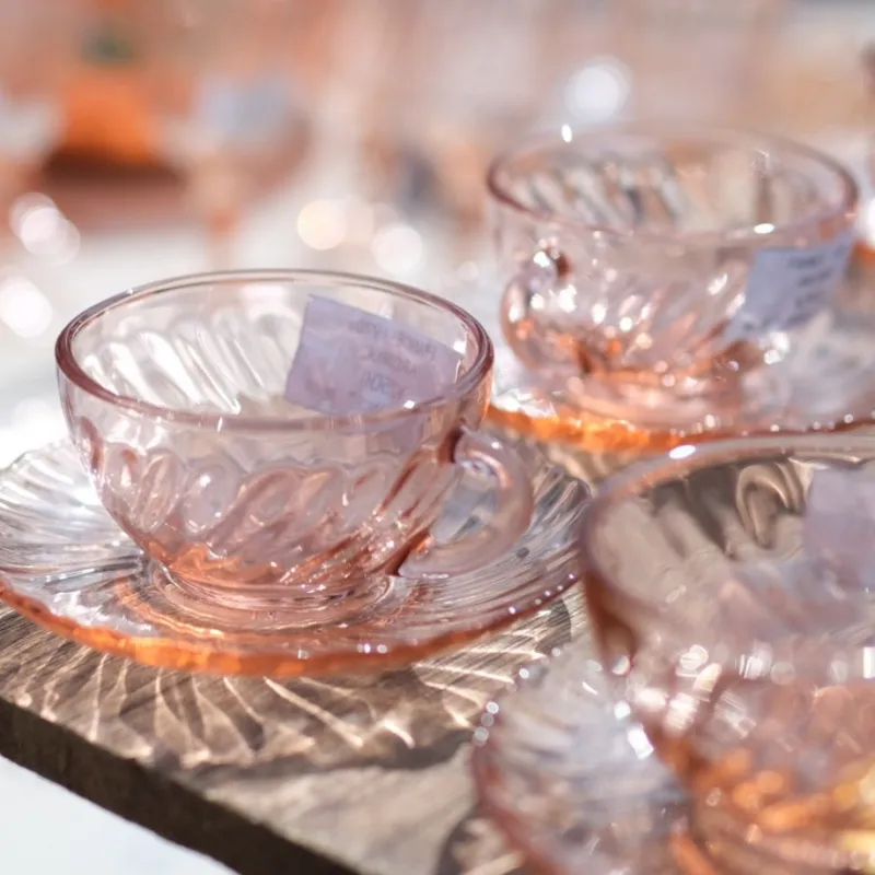 フランスの透き通るピンク色のグラス類