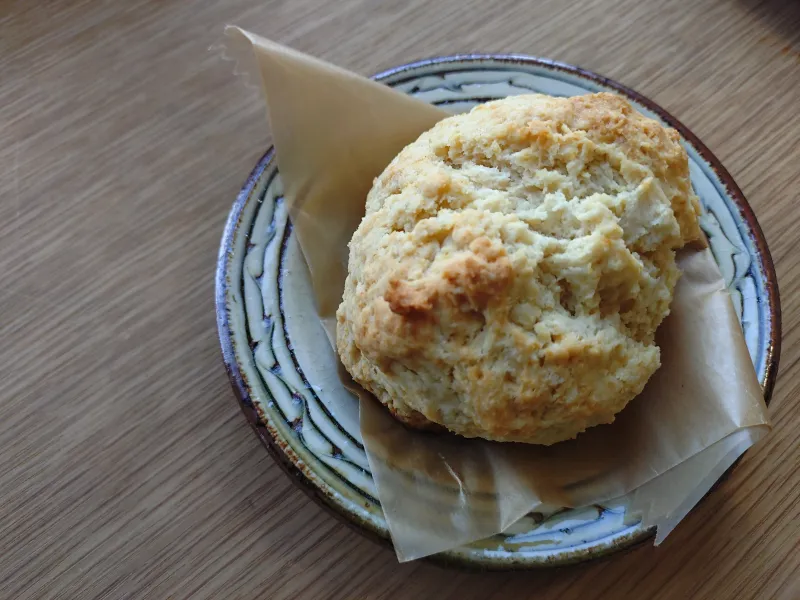 北海道の四つ葉さんの発酵バターを贅沢に使用した特製のスコーンは、紅茶はもちろん珈琲とも相性良し。
