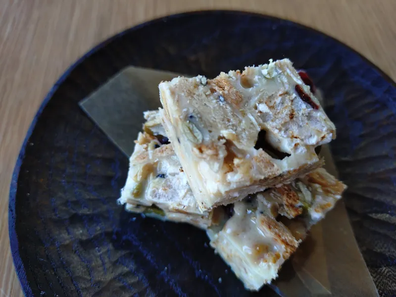 台湾名物の雪Q餅を七穀ならではの自家製グラノーラや米粉クラッカーなど、具だくさんでおつくりしています。