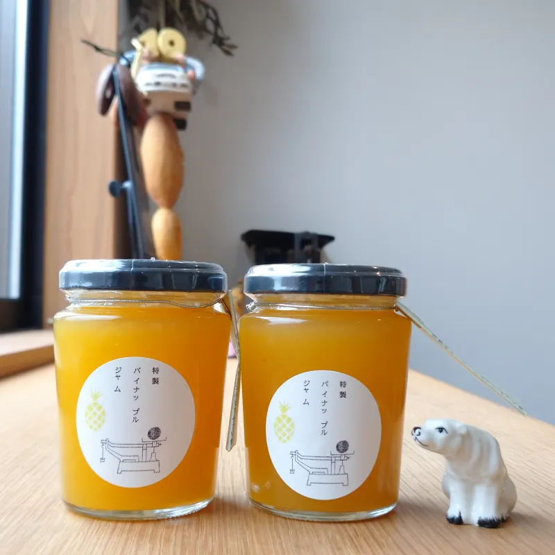 パイナップル好きの店主がつくるパイナップルジャムは、甘酸っぱさを大切に柔らかい炊きあがり。炭酸割りもおすすめ。