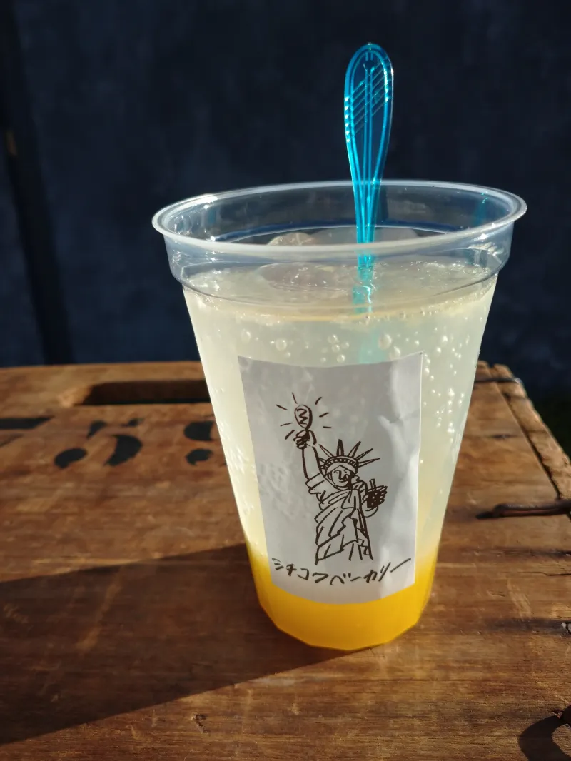 特製パイナップルジャムを炭酸で割ったパイナップルジャムソーダ。果実たっぷりの贅沢な冷たいドリンク。