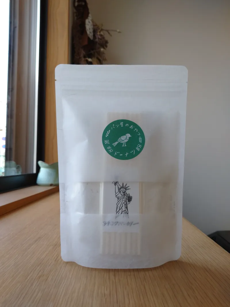 独自の配合の米粉ドーナツ粉（米粉ミックス粉）にドッグ棒付きのキット。おうちでもお楽しみください。