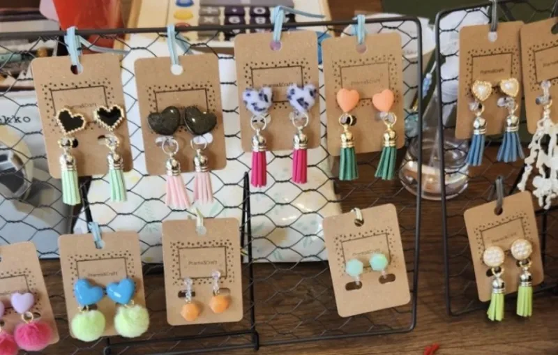 パーツや色の組み合わせを考えて全部違うデザインで作っています。大人の方にも大好評！